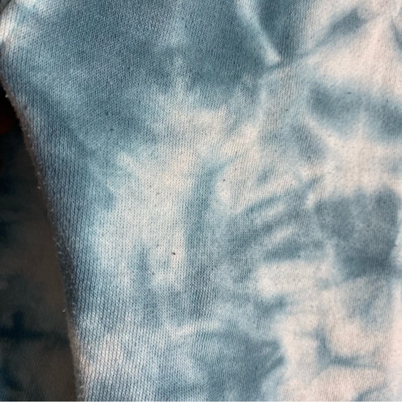 Buc-ees Beaver Tie Dye Logo Sweatshirt Size Large Teal Crewneck Pullover Travel - Picture 8 of 8